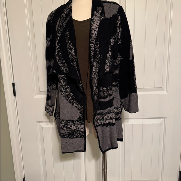 Ming Wang Black and Gray Cardigan with Geometric Design - Picture 2 of 7